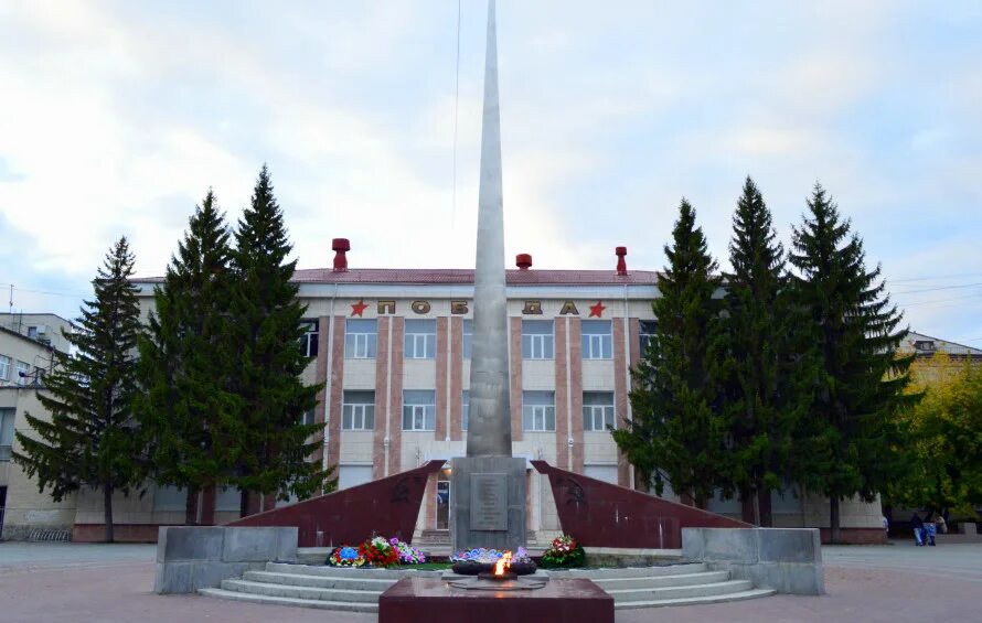 Обелиск Победы Курган. Обелиски Курганской области. Памятники Кургана и Курганской области. Достопримечательности Кургана памятники.