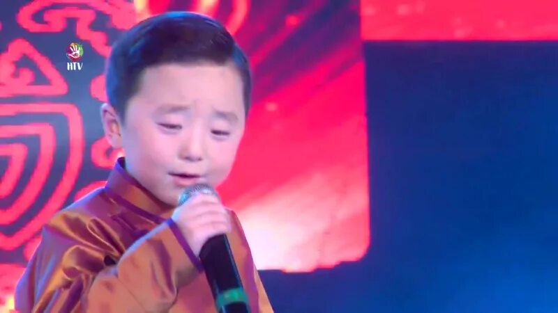 Журабек жураев чаки чаки. Маленький мальчик поет. Узбекский мальчик поет. Видео мальчик поет песню. Бурят кривляется мальчик поет.