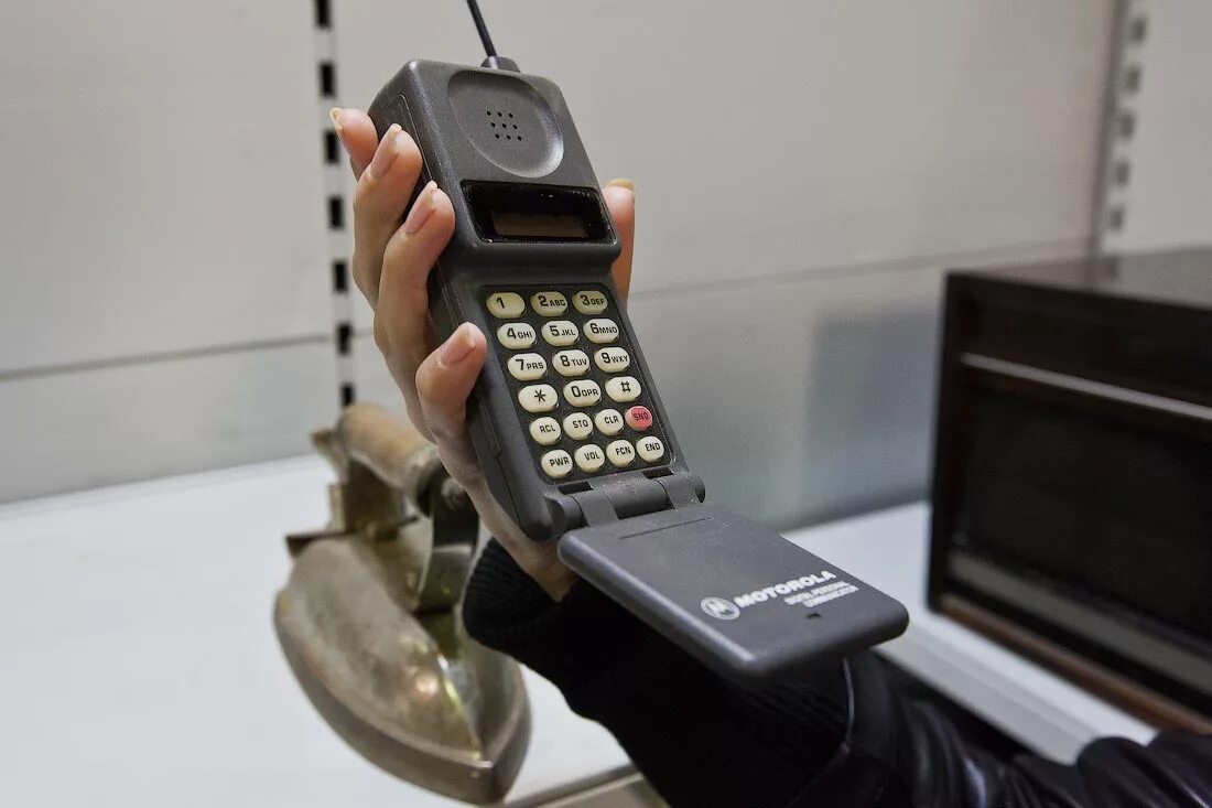 Иц 1 телефон. Первый телефон. Иц 1 телефон. Моторола dynatac. Motorola dynatac 8000x.
