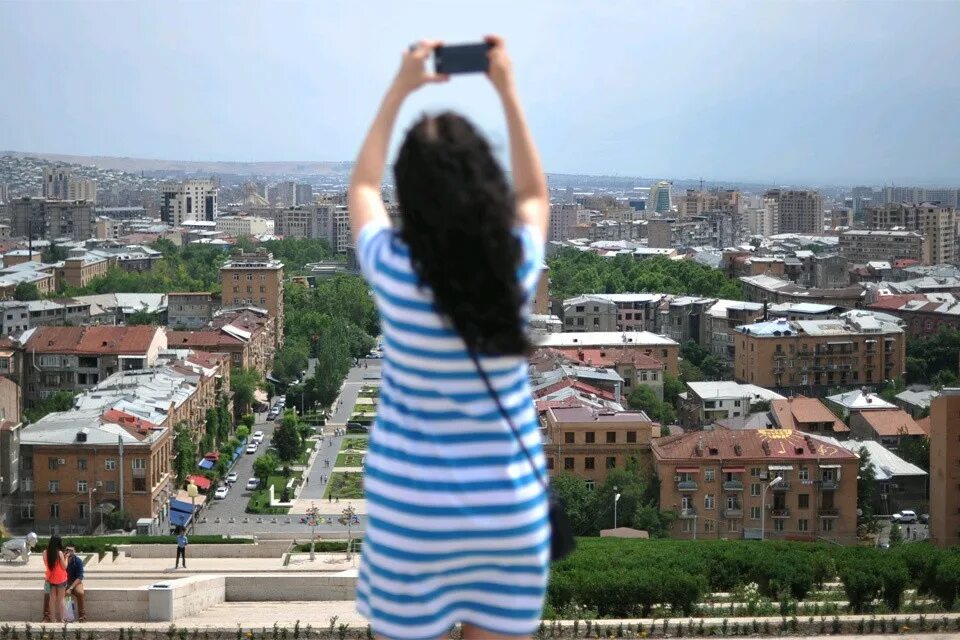 Вылети еревана. Ереван лето люди. Девушки на фоне Еревана. Ереван девушка со спины.