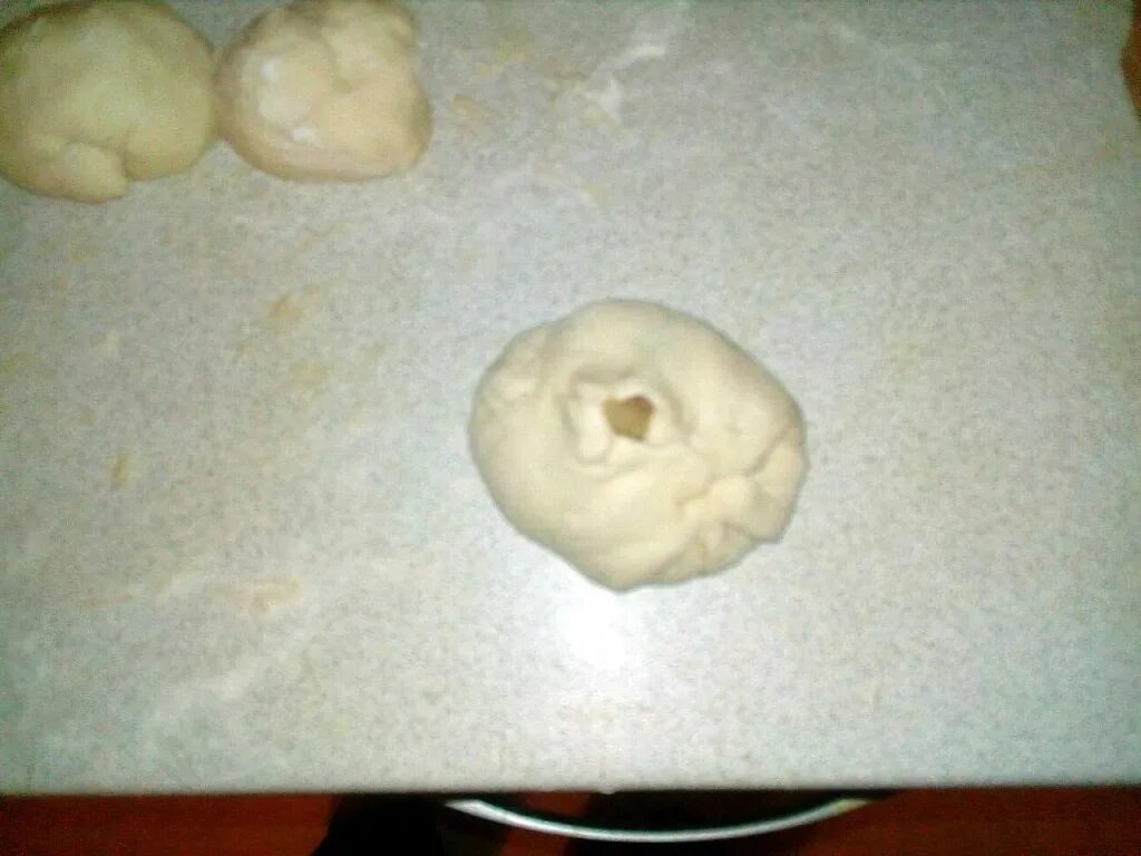 Тесто на беляши 1 кг. Красиво залепить беляши. беляши с мясом лепка. лепка беляшей с дырочкой. лепить беляши закрытые.