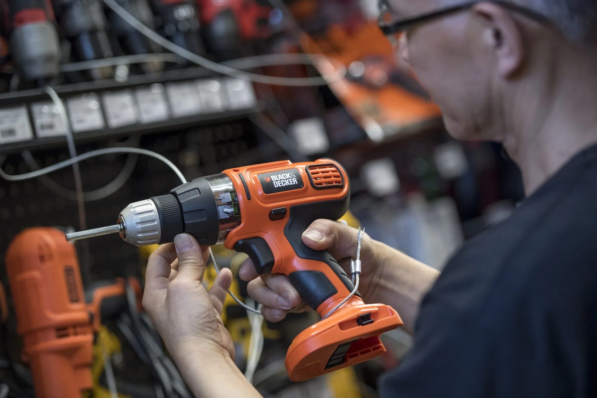 Найди дрель. Дрель black decker. электродрели блэк деккер. стэнли блэк энд деккер. дрель black decker bl500.