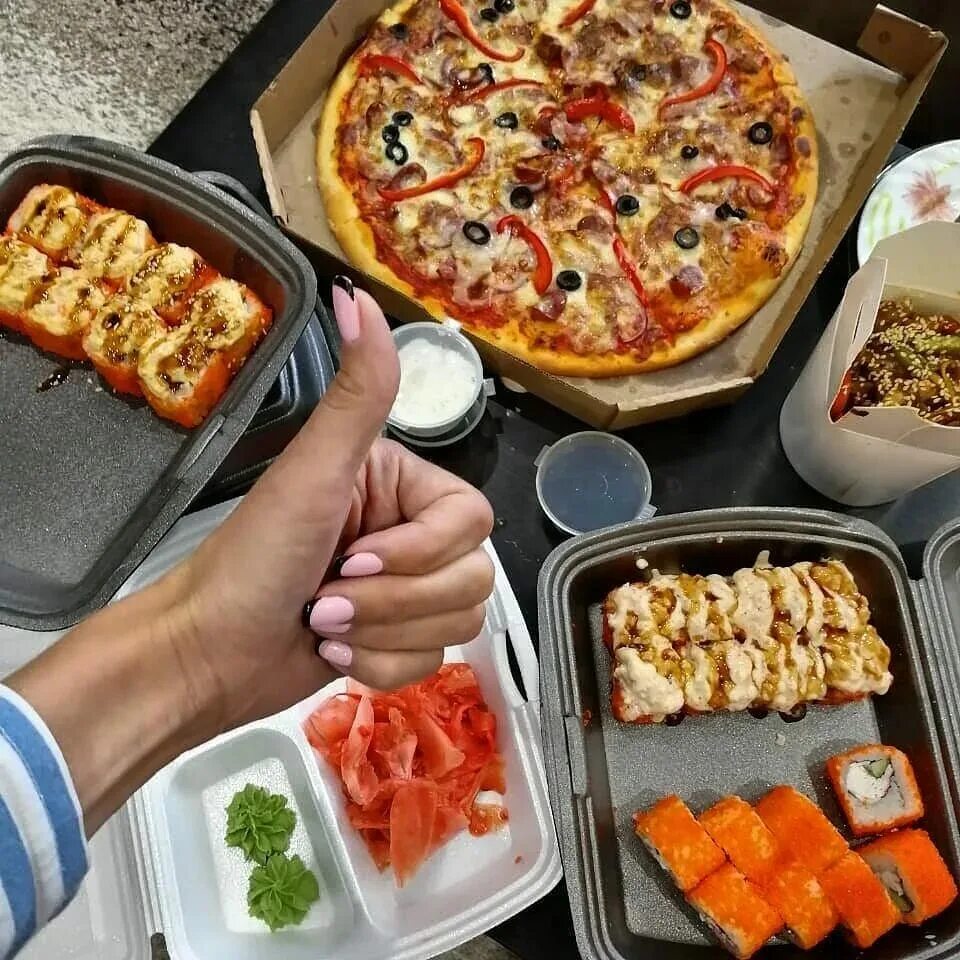 Еда на дом ульяновск. Стол с едой роллы. Готовые блюда японской кухни в заводской упаковке. Еда на дом ульяновск. Роллы в ресторане.