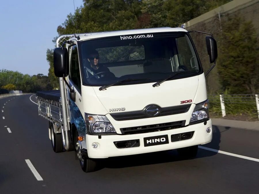 Хина 300 фото. Машина хино 300. шасси hino 300. hino xzu710. hino 300 xzu710l.