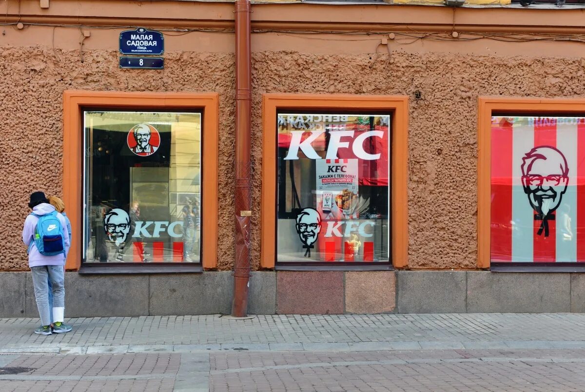 Kfc 1 мая. Фасад ресторана быстрого питания kfc. первый ростикс в гуме. kfc ночью.