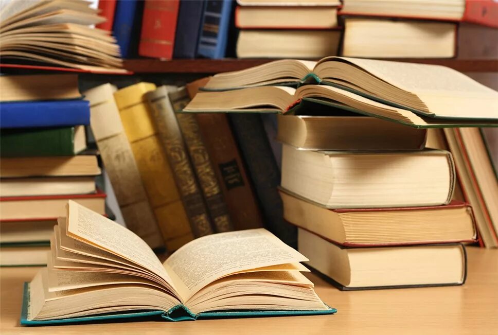Как читать много книг в год. Куча книг. стопка книг. стопка книг в библиотеке. книги картинки.