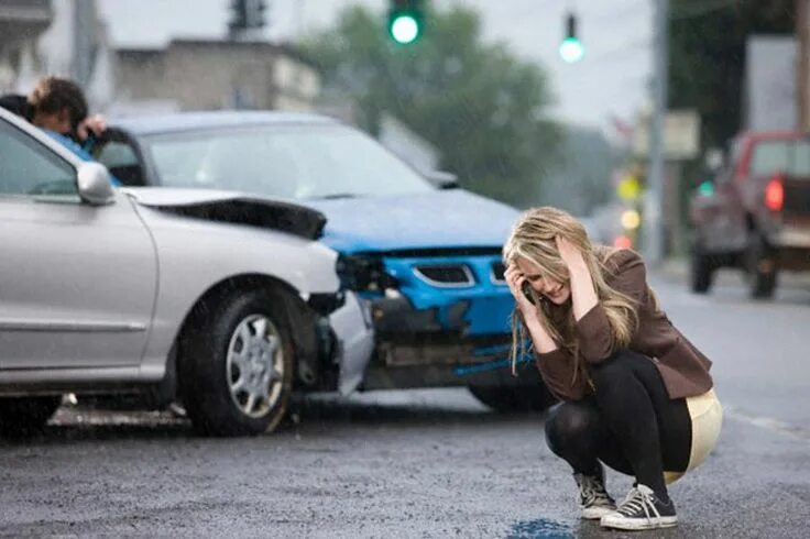 Попала в аварию и была вытрахана незнакомцем прямо на дороге