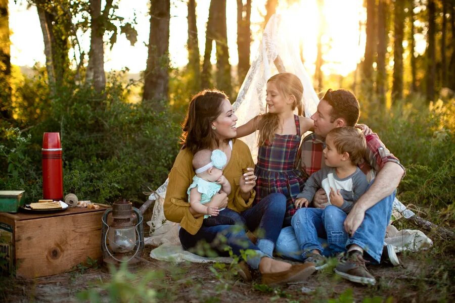 Семья в походе. Поход семьей на природу. Поход с детьми на природу. Семья на природе.