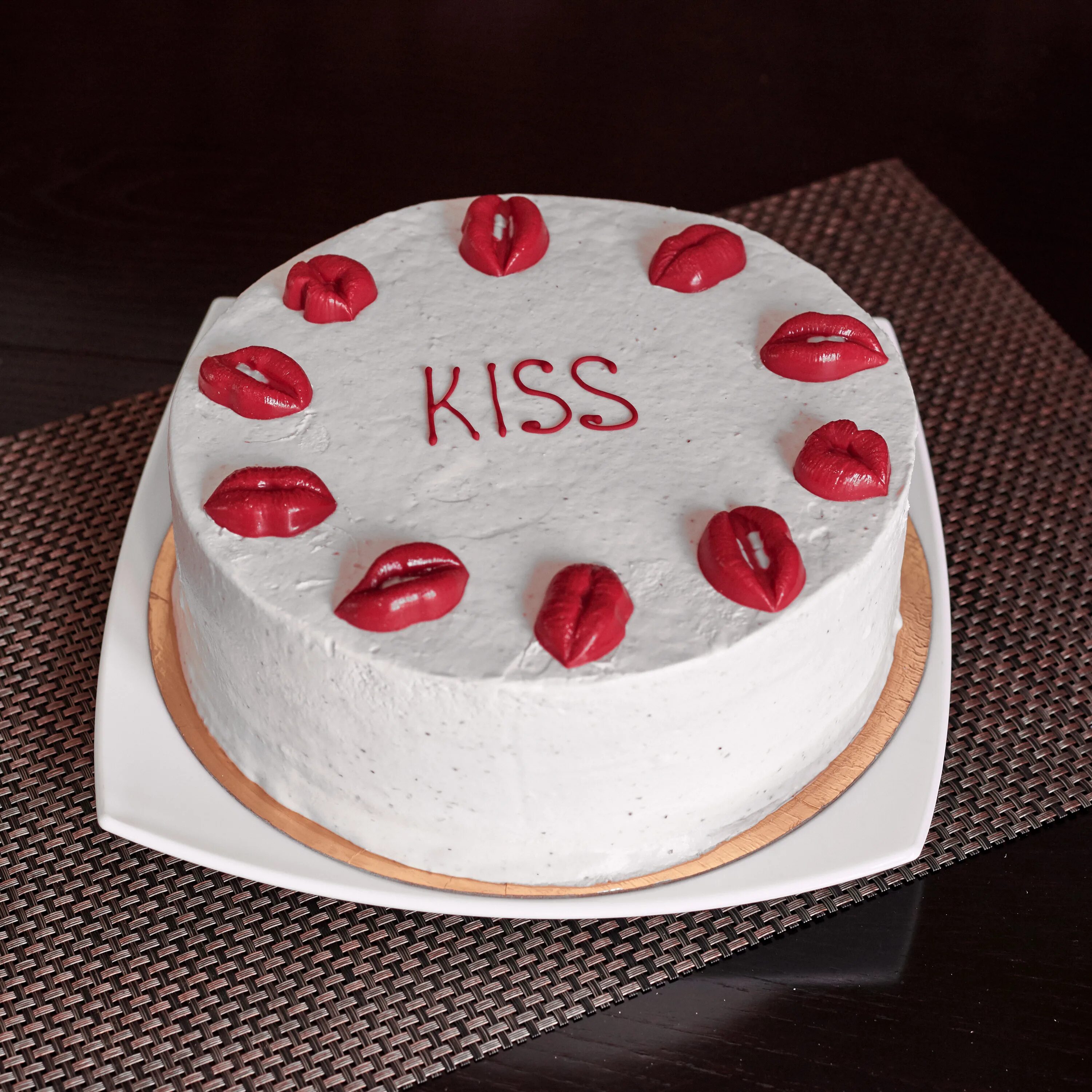 Торт с поцелуем. Торт с поцелуями. Торт клубничный поцелуй. Торт Kiss. Торт с поцелуйчиками.