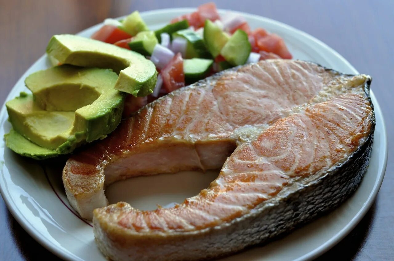 Стейк из осетра. Стейк осетрины. Осетрина запеченная. Осетрина. Стейк из стерляди.