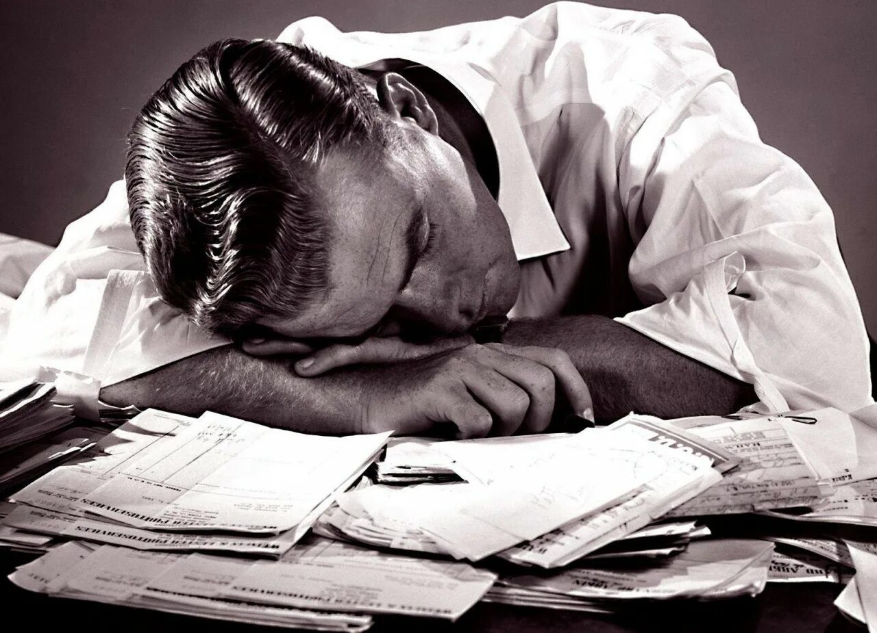 Трудная жизнь писателей. Уставший человек. Усталость человека. Уставший мужчина. Усталость картинки.