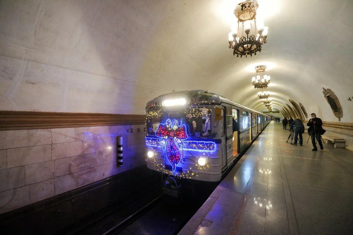 Как работает метро ночью в москве. Новогодний мосметро поезд 2025. тематические поезда московского метрополитена 2025. метро москвы 2025 года поезд. поезд московского метро 2013 год.