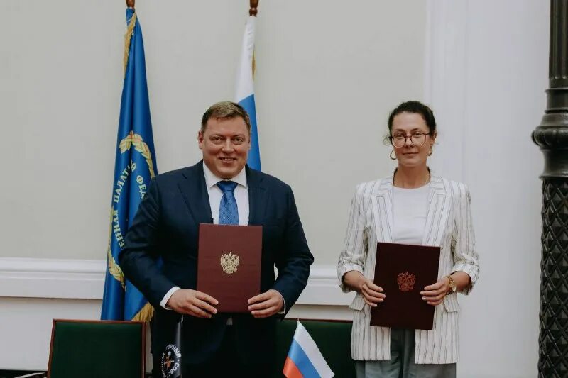 центр стратегического развития 1999. инициатива. центр стратегических коммуникаций. высокие инициативы. рука человека.