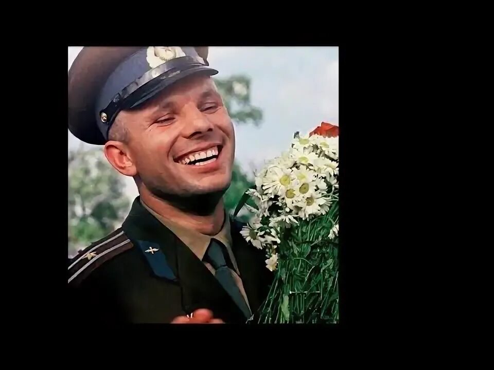 Гагаринская улыбка акция. Улыбка гагарина левченко. Стихотворение про гагарина. Улыбка гагарина фото акция. Улыбка юрия гагарина.