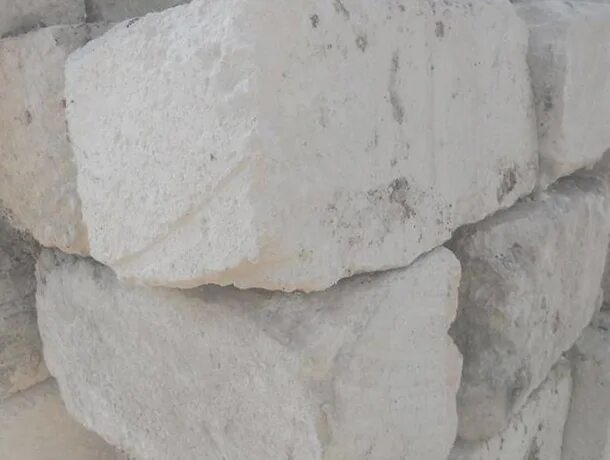 Построенный из белого камня. Белый инкерманский камень. Альминский Крымский известняк. Инкерманский известняковый блок. Инкерманский камень Севастополь.