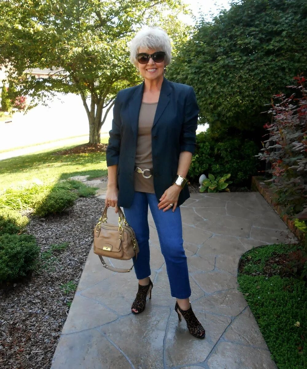 Женщина в джинсах в 40 лет. Джинсы для женщин за 50 лет. Джинсовая одежда для женщин за 50 лет. Джинсы после 50 лет женщинам. Хром после 50 лет