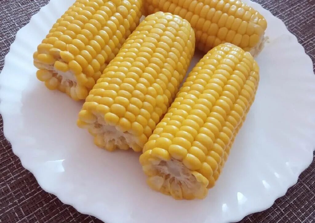 Кукуруза доле. Вареная кукуруза. Кукуруза отварная. Кукурузный початок. Кукуруза в тарелке.