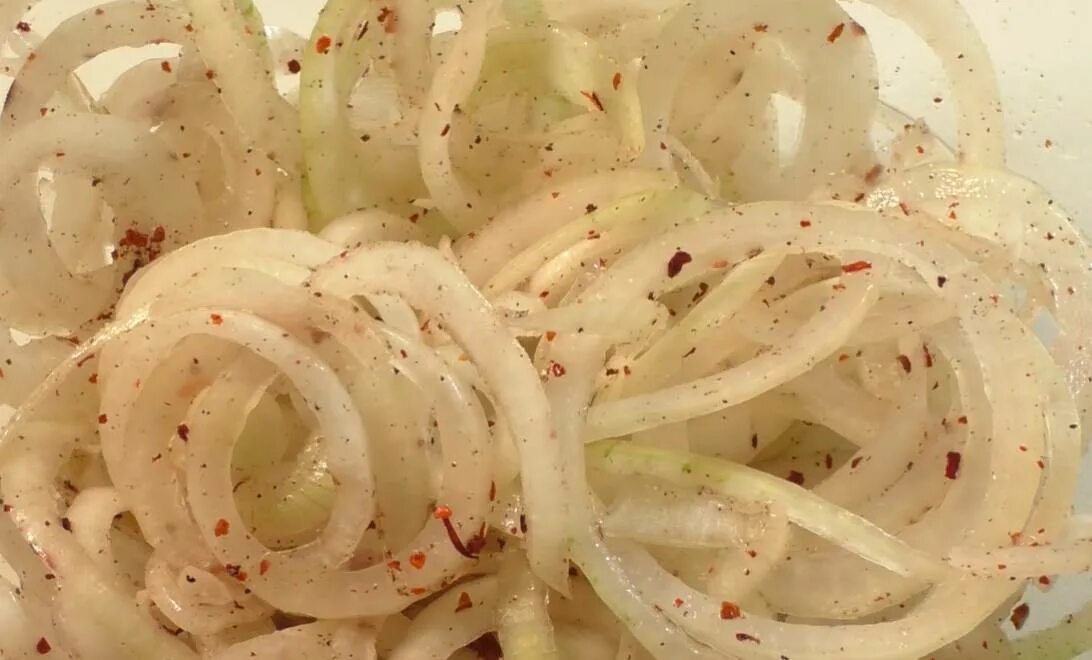 Как маринуют лук в шашлычных. Маринонаы дук к шашлыку. маринованный лук к шашлыку. шашлык с луком. маринованный лук к шашлыку с уксусом.
