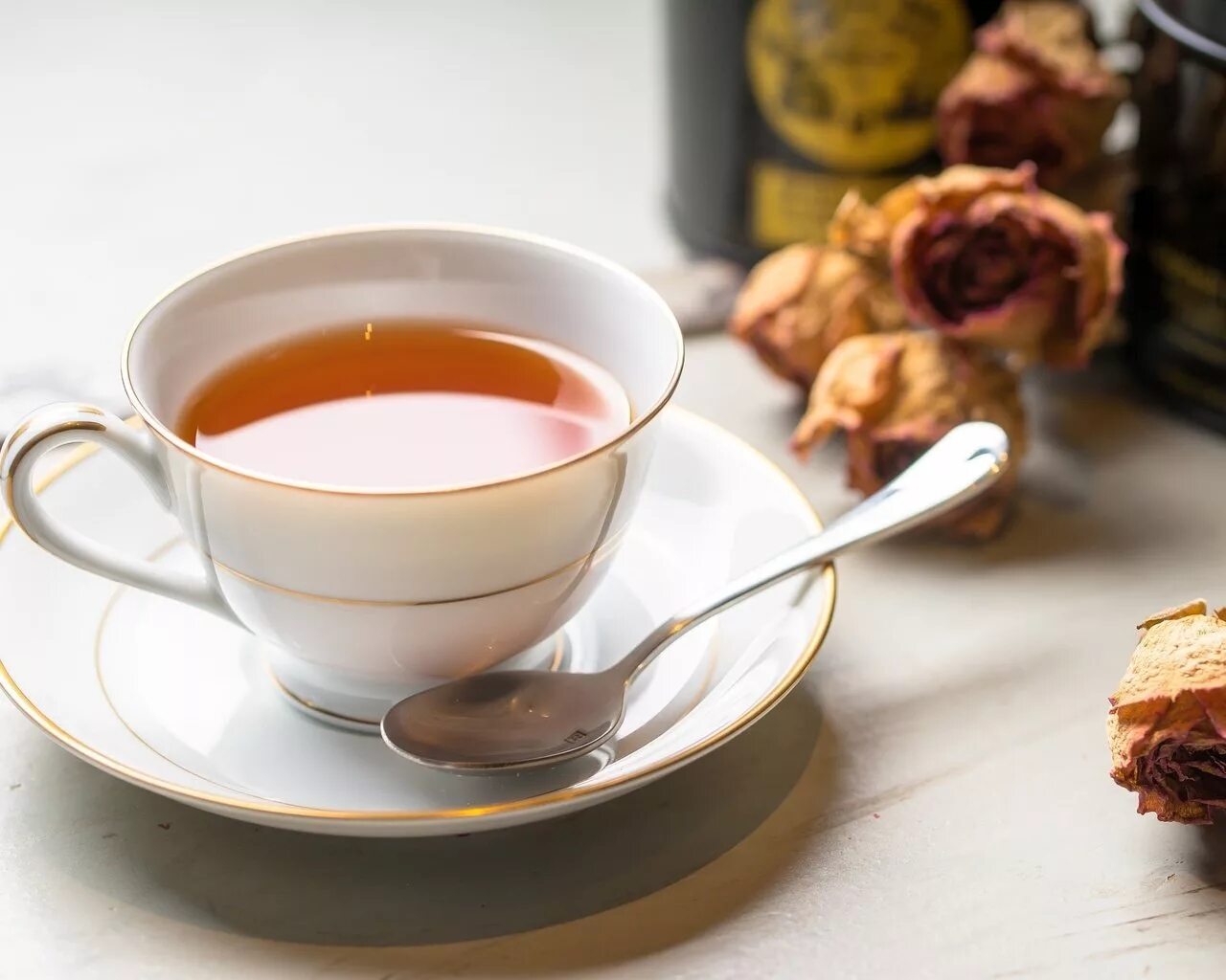 чайная ложка в кружке. чайную ложку в кружке. чашка чая. чай в кружке. кружка чая с ложкой.