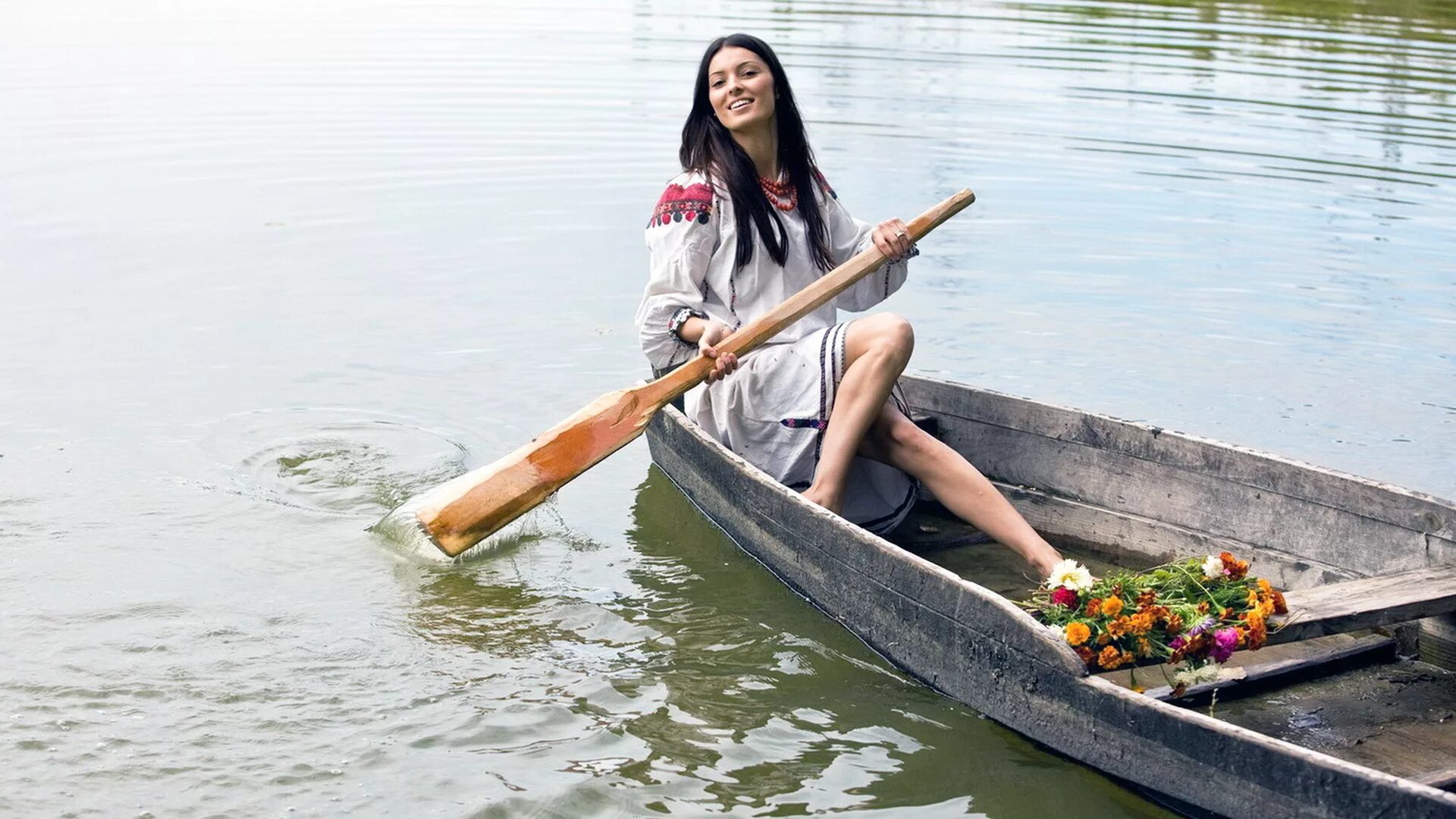 лодка плыла 2. 6 против течения. гребет на лодке. лодка деревянная с веслами. задача про катер.