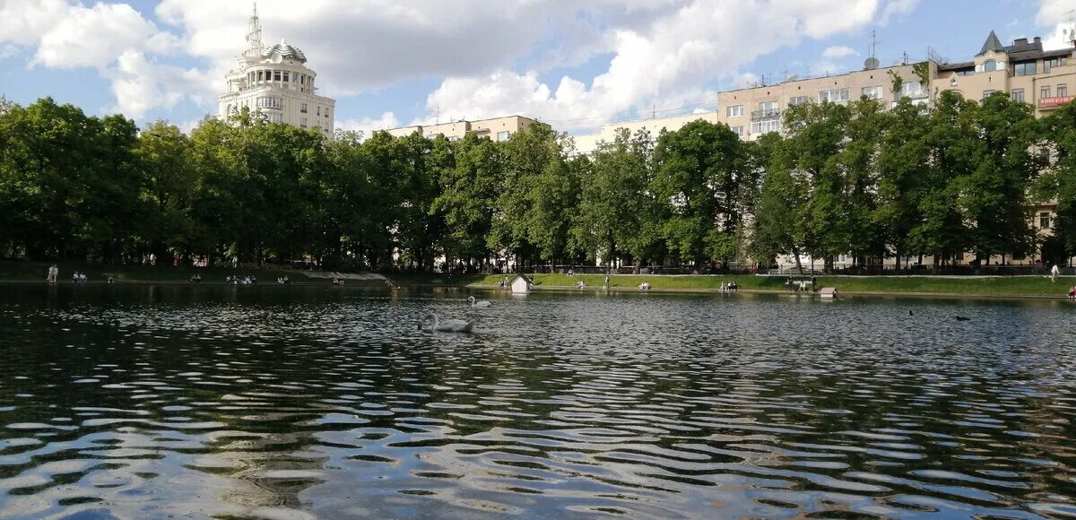 Патриаршие пруды Булгаков. Патриаршие пруды им Маркса фонтан. Воланд на патриарших прудах камеди клаб