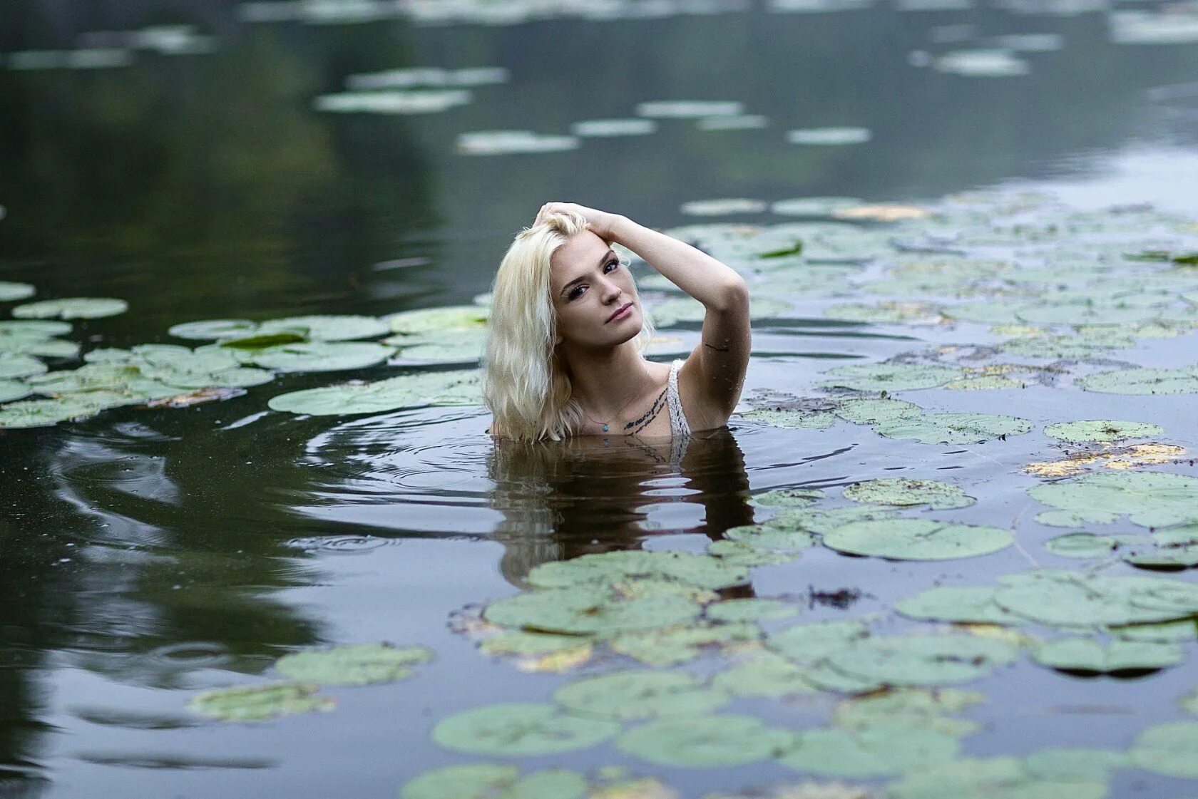 Фотосессия в воде. Женщина вода. Девушка в воде. Девушка у реки.