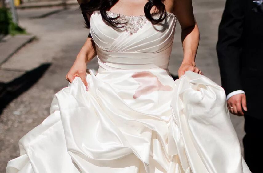 грязь на белой футболке.