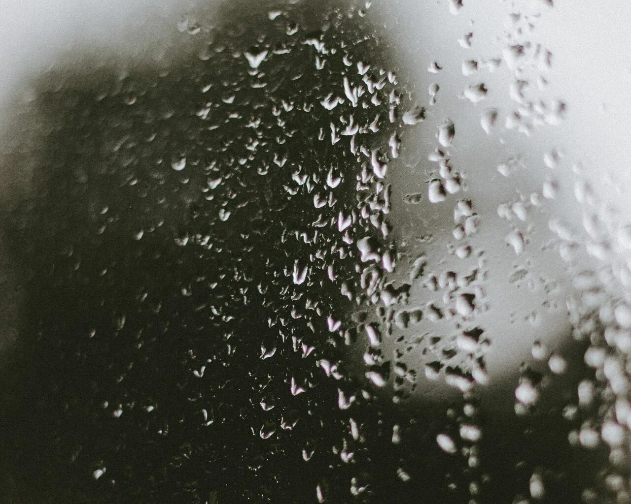 Капли дождя на стекле. Мокрый дождь. Дождь за стеклом. Обои дождь. Следы дождя на мокрых