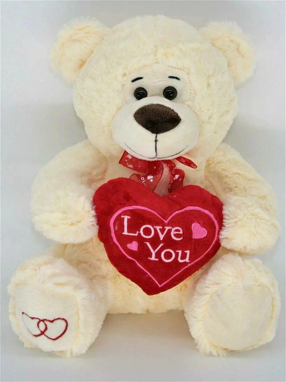 Белые мишки сердечком. Плюшевый мишка с сердечком. Мягкие игрушки. Мишка показывает сердечко. Медведь с сердечком.