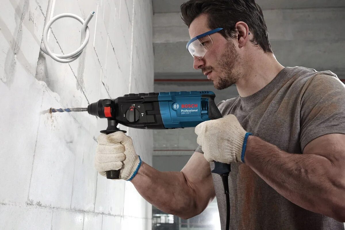 Лучший недорогой перфоратор для дома. Bosch gbh 240. перфоратор bosch gbh 240. bosch gbh 240 (0 611 272 100), 790 вт. мужчина с дрелью.