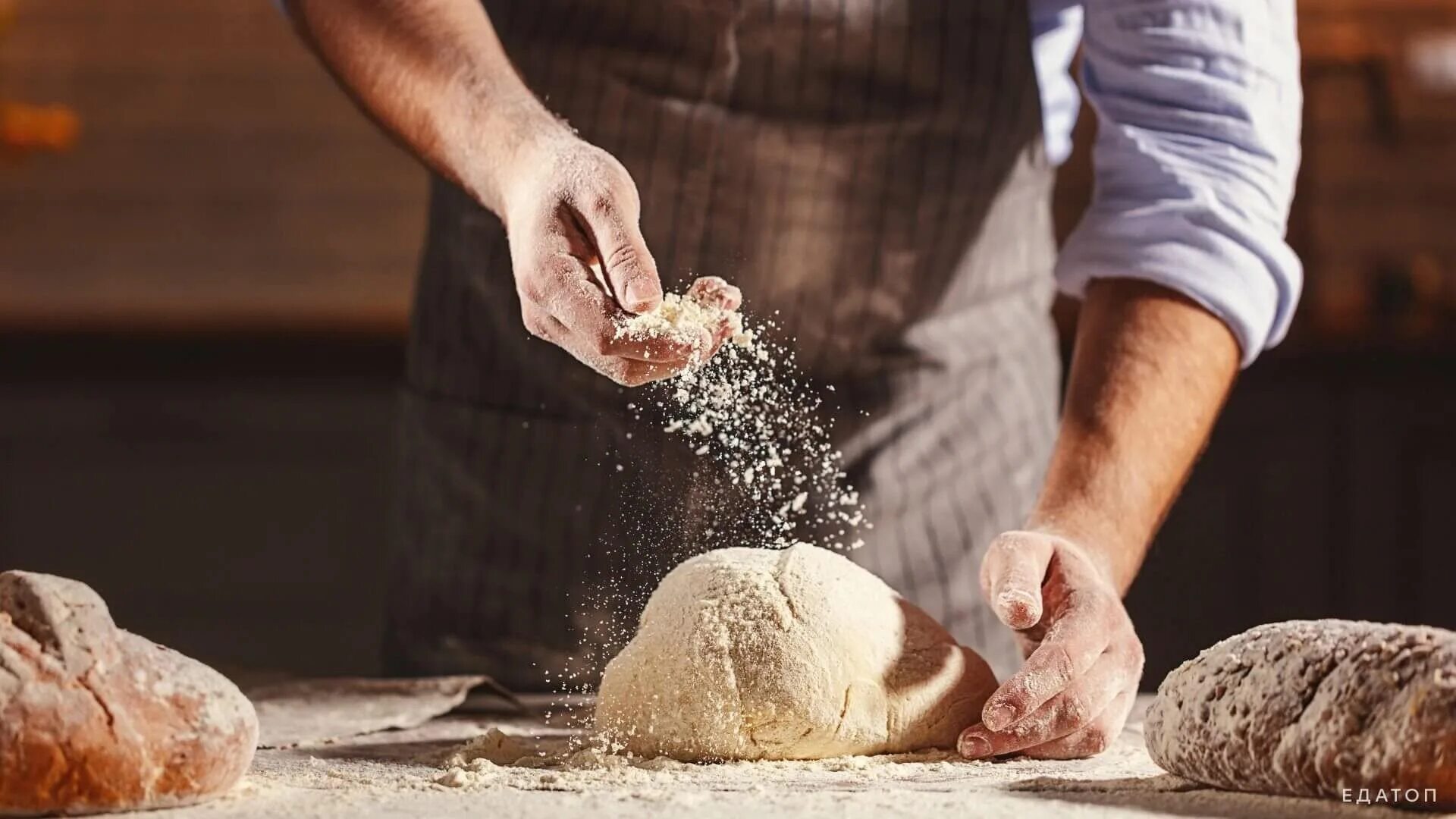 В риме умевший печь хлеб раб. Пекарь месит тесто. Повар месит тесто. Хлеб в руках пекаря. Мужчина печет хлеб.