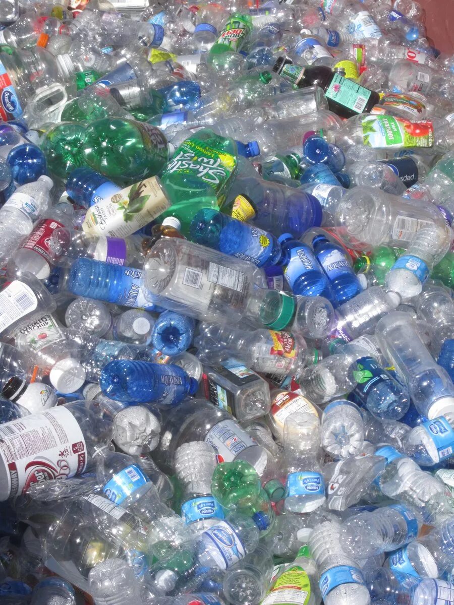 Утилизация пластиковых отходов. Отходы пластмасс. Recycle plastic. Бытовые отходы. Утилизация пластиковых отходов.