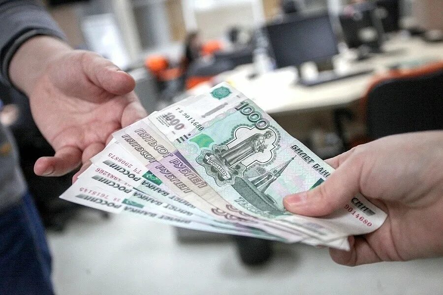 Денежные выплаты. Фото калькулятора и денег. Человек на кассе. Фото человека с деньгами в магазине. Деньги за газ.