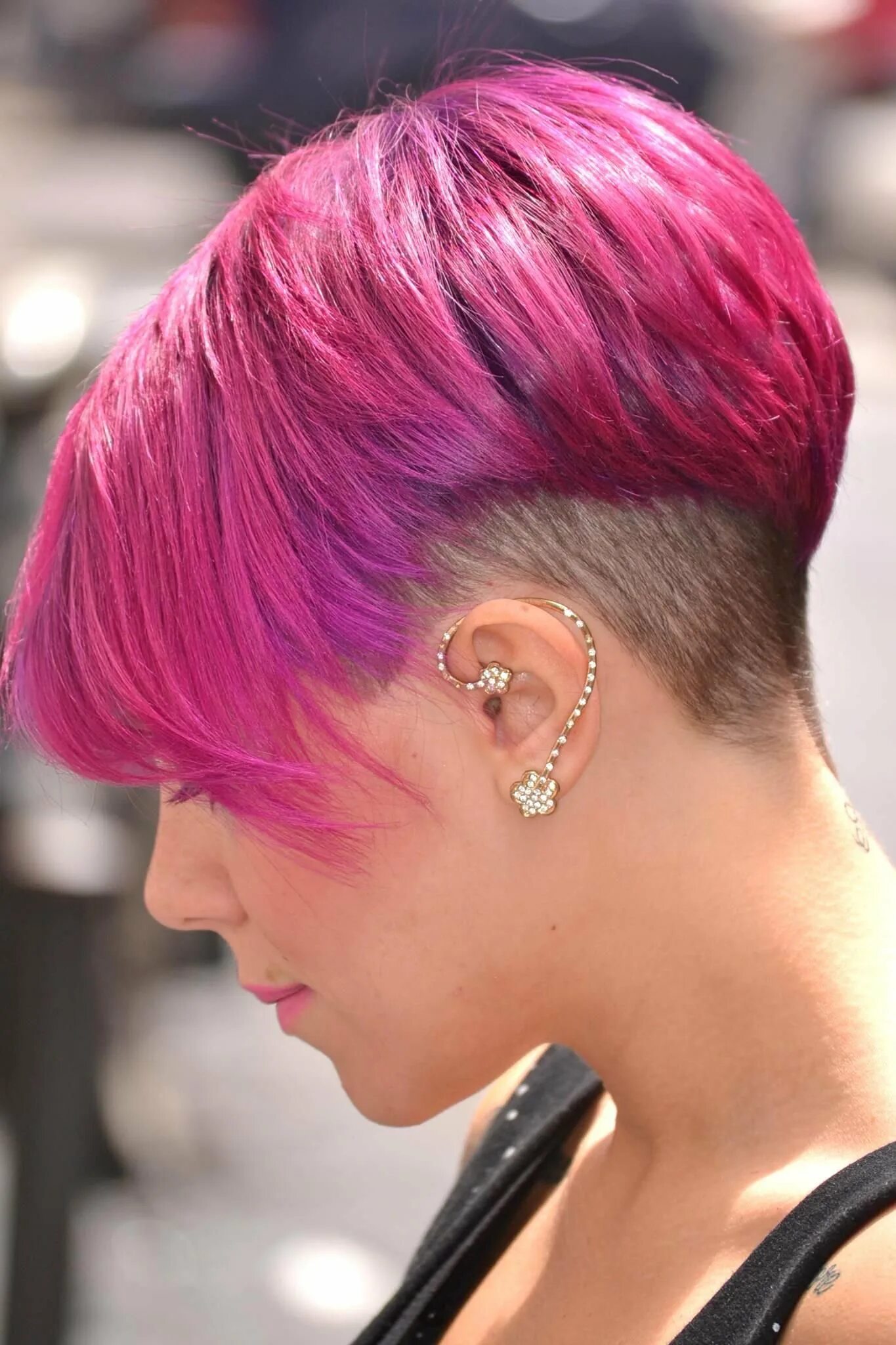 Короткая стрижка розовый. Розовый цвет волос на короткие. Яркие короткие волосы. Розовые волосы короткая стрижка. Экстремальные женские стрижки.