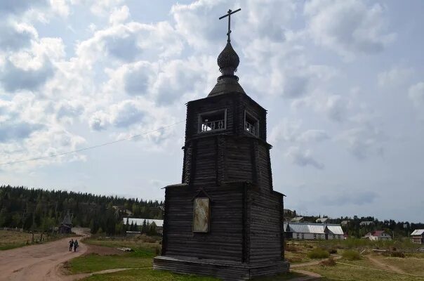 Успенская Церковь в Варзуге. Успенская Церковь в Варзуге Мурманской области. Часовня Уара мученика Варзуга. Золотой крест Варзуги.