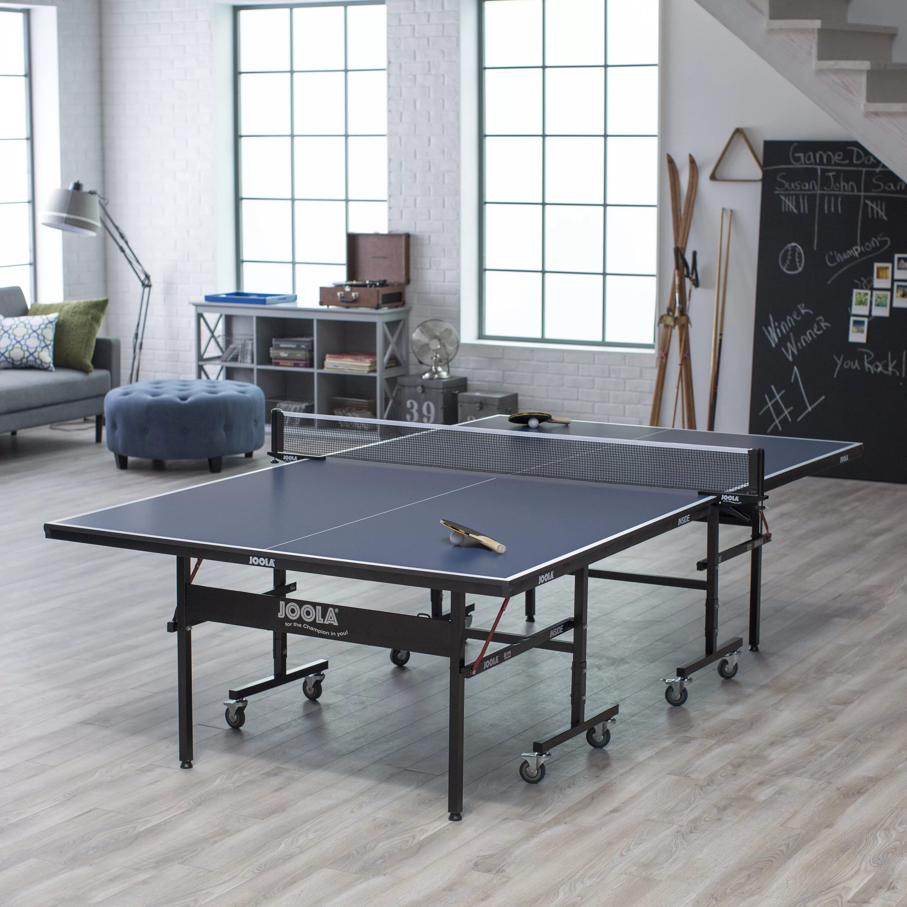 Настольный теннис аренда. Инсайд настольный теннис. crown ping pong стол теннисный. комната с теннисным столом. помещение для настольного тенниса.