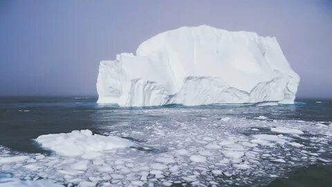 Гора поднимается из моря
