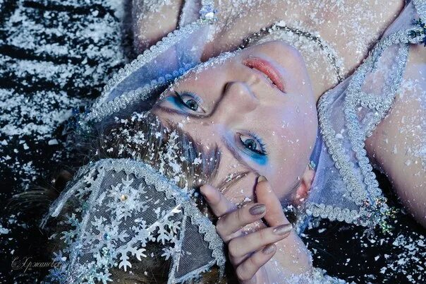 Снегурочка через костер. Василий перов "тающая снегурочка. Тающая снегурочка перов. Девочка снегурочка в. Художник перов василий григорьевич картины.