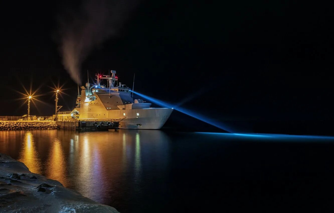 Звуковые и световые сигналы мппсс 72. Айвазовский. Корабли на рейде ночью владивосток. Корабль в море. Навигационные огни мппсс-72.