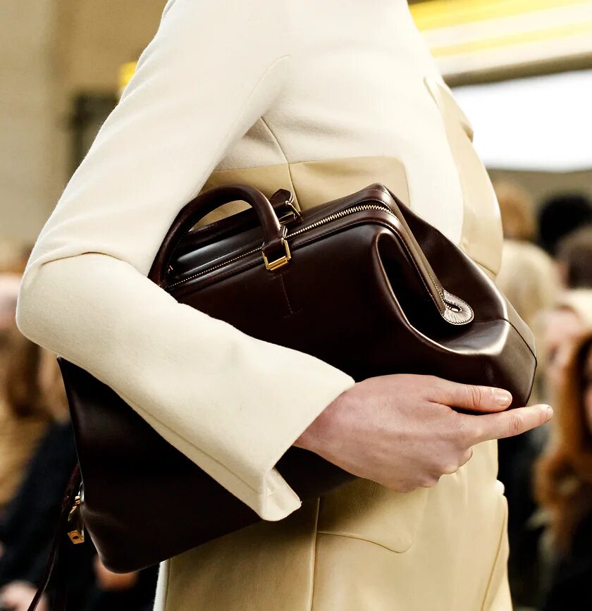 Селин женщина. Сумка celine. сумка в руке. сумка под мышкой женская. женщина с сумкой.