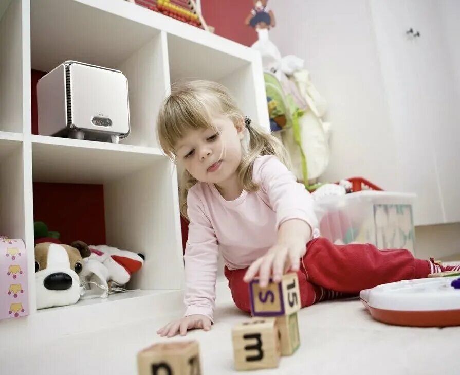 Девочка играет в детской комнате. Игрушки в детской комнате. Ребенок наводит порядок в комнате. Девочка играют на кровате. Дочки матери игра.