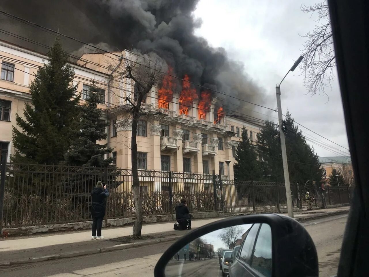 Сгорело училище связи Рязань. Сгоревшее здание училища связи в Рязани. Училище связи Рязань. Здание училища связи в Рязани. Нефтебаза в рязани горит сегодня