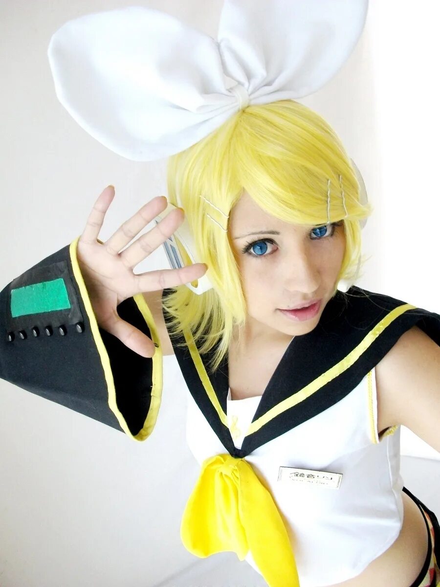 Rin jell косплей. Косплей с красными волосами. Rin kagamine cosplay. Аанг косплей. Рин мацуока косплей.