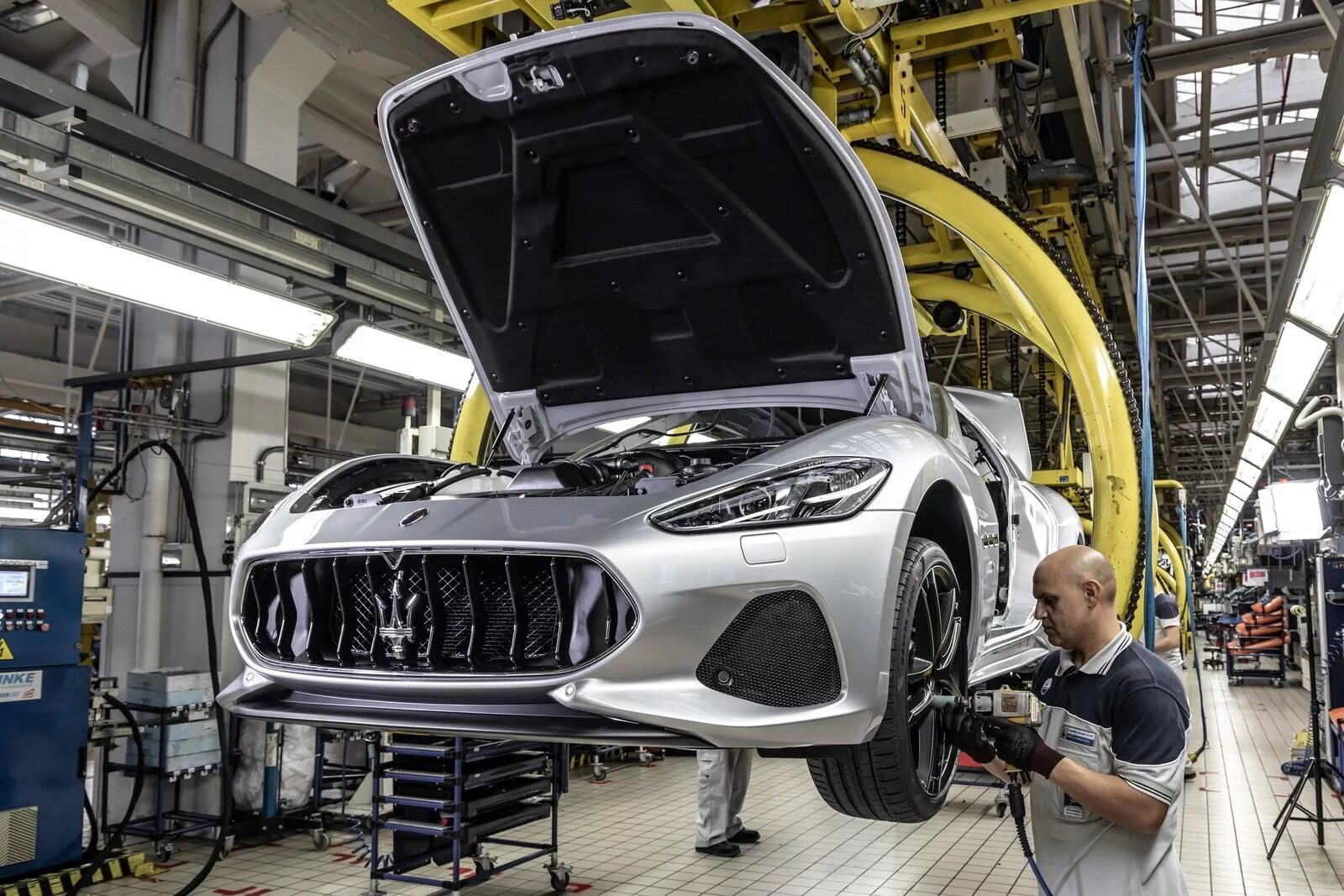 Машинка показывает ue. Мазерати завод. Автомобильные заводы в Модене. Maserati производители спортивных автомобилей. Модернизация производства автомобилей.
