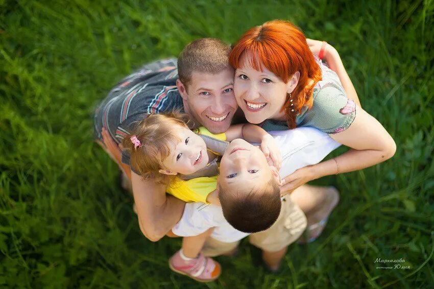 Семьи в обнимку. Семья объятия. Семьи в обнимку. Семьи в обнимку. Семьи в обнимку.