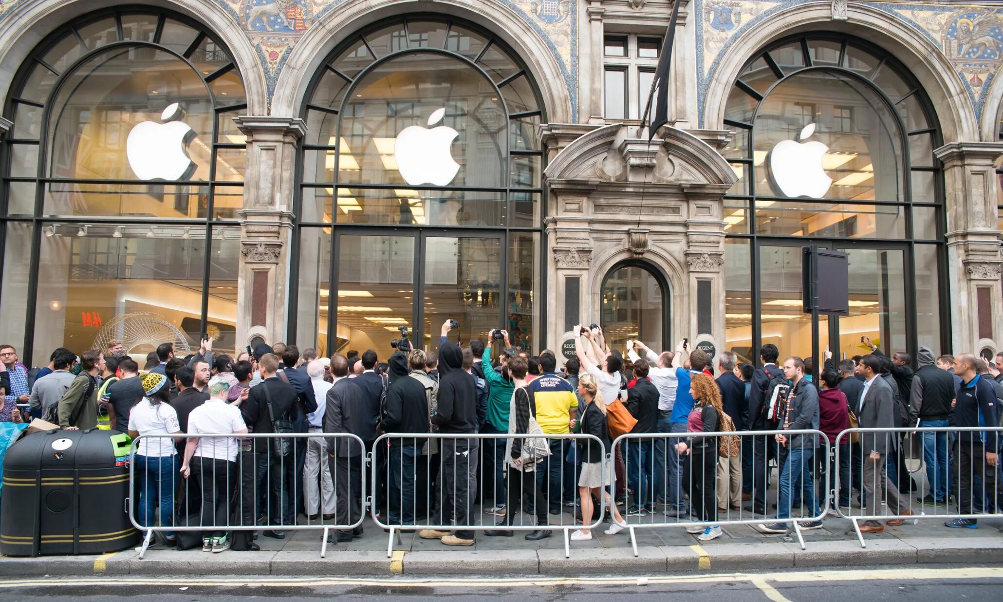 Очередь в Apple Store. Очередь за айфоном. Очередь в магазин Apple. Очередь за айфоном в Москве.