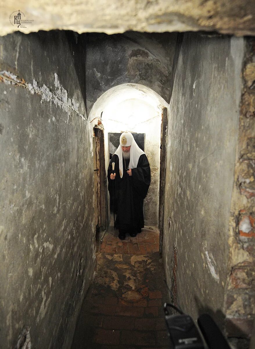 Монашеская келья. Келья средневекового монаха. Киево печерская лавра кельи. Монастырь джвари внутри. Романский монастырь внутри кельи.