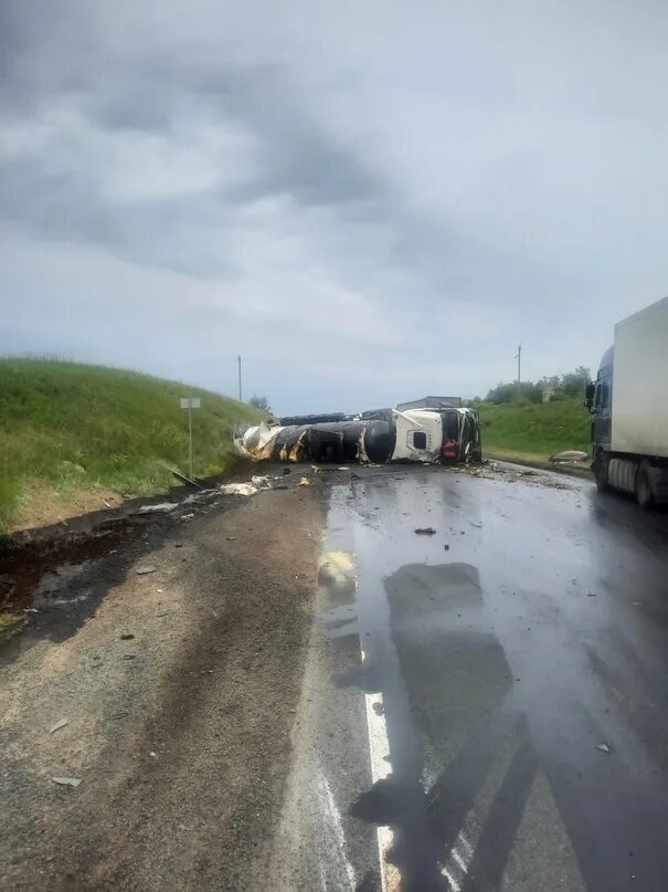 Трасса м5. Бензовоз перевернулся. Дтп м5 самарская область. Дтп м5 самарская область. Дтп на трассе м5 вчера самарская область.