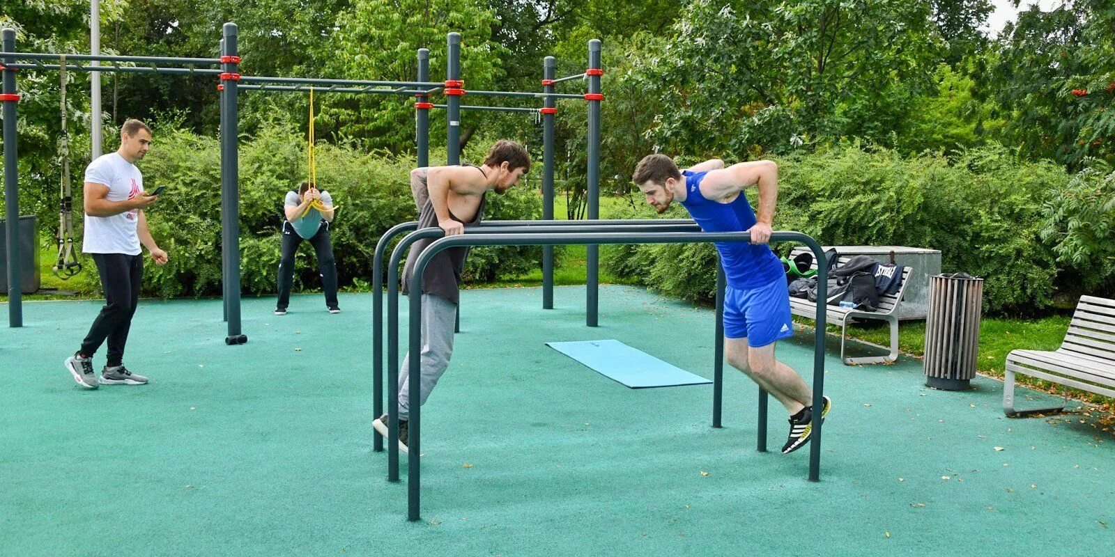 Спортплощадки в парках Москвы. Спорт площадка в парке. Тренировка в парке. Площадки для занятий спортом в парках Москвы.