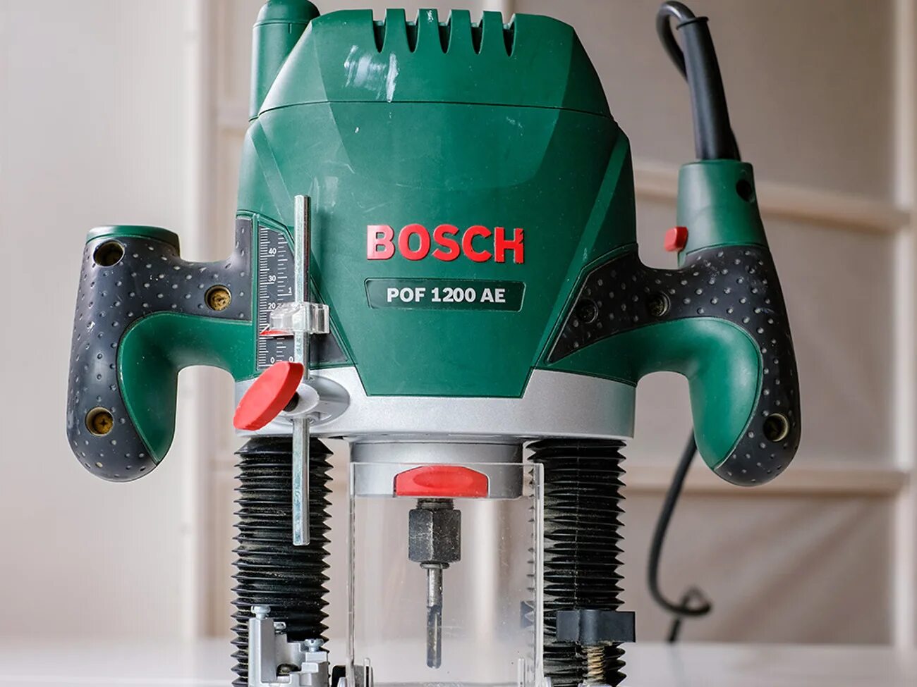 Бош 1200 купить. Bosch POF 1200 AE. Фрезерный станок Bosch POF 1200ae. Bosch 1200 AE комплектация. Фрейзер бош 1200 ае.